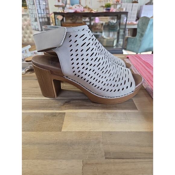 This is a Dansko Danae block heel sandal in oyster milled nubuck leather Size 39 - Picture 2 of 16